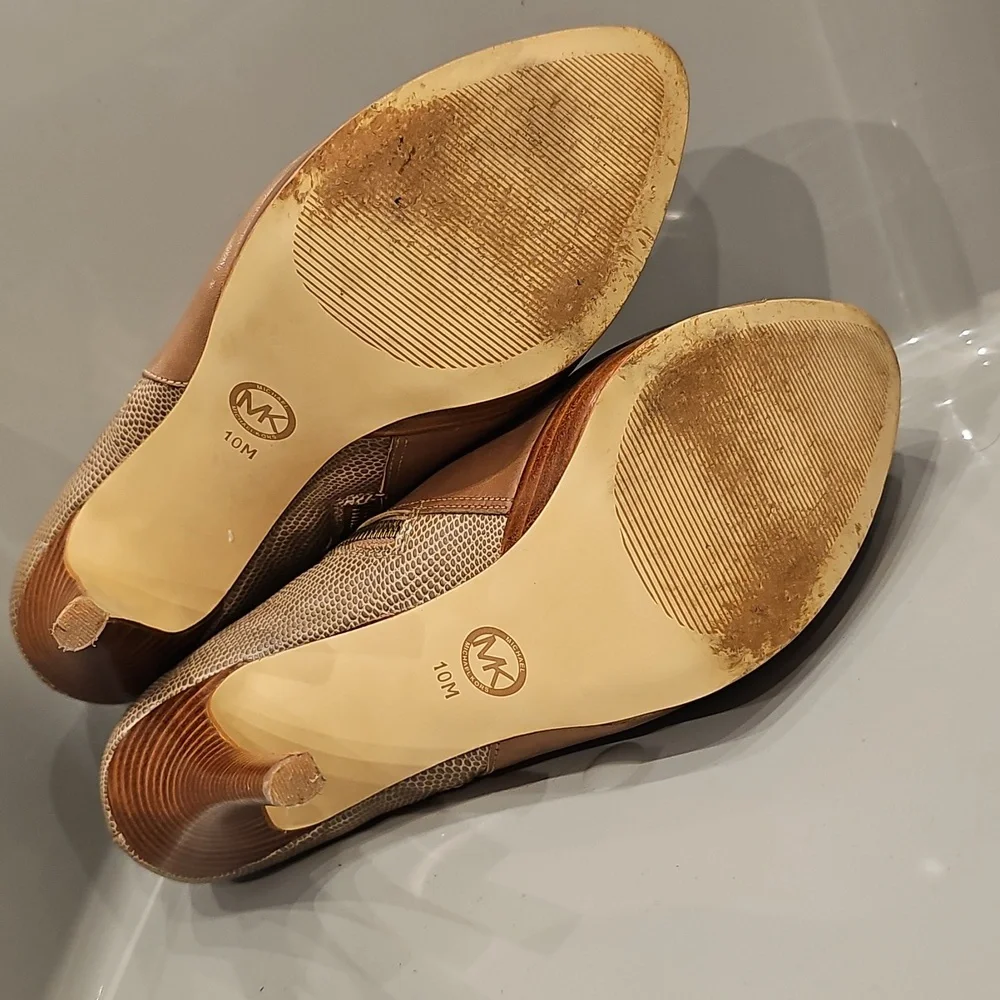 MICHAEL KORS Elegant Taupe Tan Leather Booties